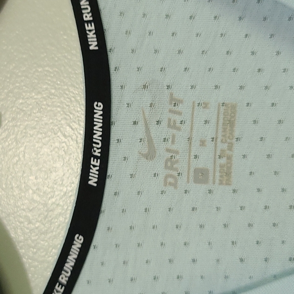 Nike Running 🏃‍♀️ Women's Medium Dri-Fit Shirt - Picture 3 of 7